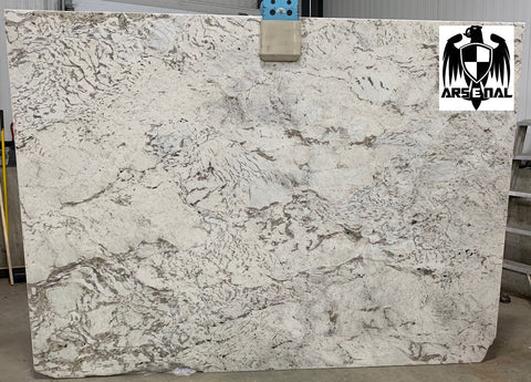 Granite Alaska White Premium  <br>Fini : Poli -  Lot : 40000  <br>Epaisseur : 1.25''  <br>Dimensions : +,- 106'' x 49'' <br> Indice de prix : $$$$<br>