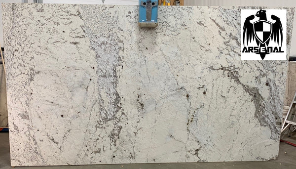 Granite Alaska White Premium  <br>Fini : Poli -  Lot : 39812  <br>Epaisseur : 1.25''  <br>Dimensions : +,- 111'' x 69'' <br> Indice de prix : $$$$<br>