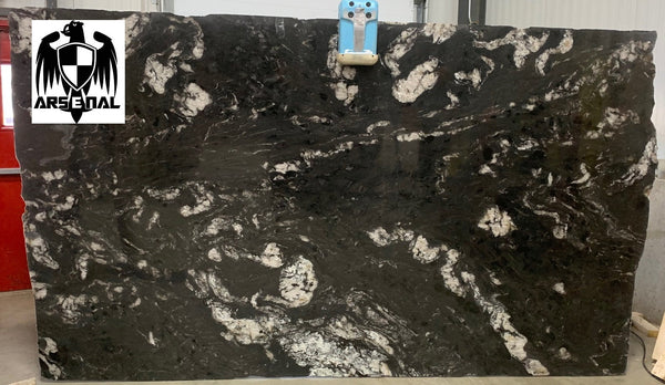 Granite Titanium * Commercial* <br>Fini : Poli -  Lot : 78098C <br> Epaisseur : 1.25''  <br> Dimensions : +,-132'' x 78'' <br> Indice de prix : $$ <br> 31 mars-22