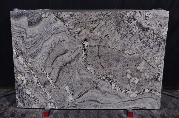 Granite Taupe White Premium  <br>Fini : Poli -  Lot : 38910 <br>Epaisseur : 1.25''  <br>Dimensions :  118'' x 78'' <br> Indice de prix : $$$ <br>
