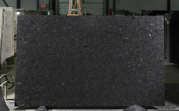 Granite Maroon Cohiba Premium <br>Fini : Poli  -  Lot : 1088 <br>Epaisseur : 1.25''  <br>Dimensions : +,- 119'' x 68'' <br> Indice de prix : $$$$ <br>