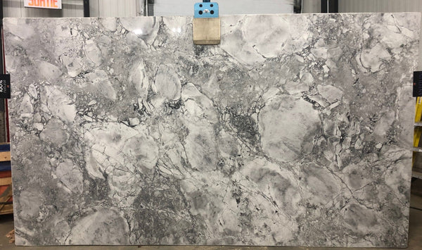 Quartzite Super White Calacatta RÉGULIER <br>Fini : Poli -  Lot : 37017COM  <br>Epaisseur : 1.25''  <br>Dimensions :  +,-128'' x 73'' <br> Indice de prix : $$$ <br>