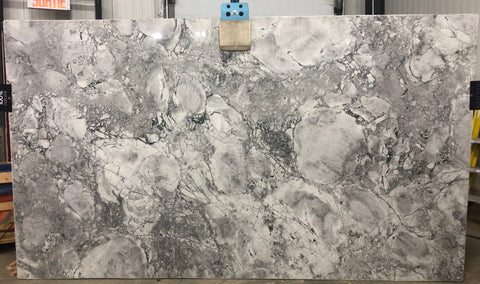 Quartzite Super White Calacatta RÉGULIER <br>Fini : Poli -  Lot : 37017COM  <br>Epaisseur : 1.25''  <br>Dimensions :  +,-128'' x 73'' <br> Indice de prix : $$$ <br>