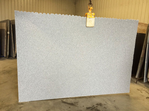 Granite Stanstead Grey Premium  <br>Fini : Poli-  Lot : 42568  <br> Epaisseur : 0.75'' <br> Dimensions : +,-  121'' x 74'' <br> Indice de prix : $$ <br> commande spécial