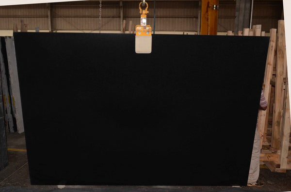 Granite Absolute Black <br>Fini : MAT -  Lot : 30196 <br>Epaisseur : 0.75''  <br>Dimensions : +,- 106'' x 72'' <br> Indice de prix : $$$ <br>