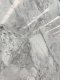 Quartzite Super White Calacatta RÉGULIER <br>Fini : Poli -  Lot : 37017COM  <br>Epaisseur : 1.25''  <br>Dimensions :  +,-128'' x 73'' <br> Indice de prix : $$$ <br>