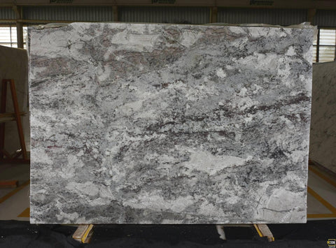 Granite Taupe White Premium  <br>Fini : Poli -  Lot : 006 <br>Epaisseur : 1.25''  <br>Dimensions : +,- 110'' x 76'' <br> Indice de prix : $$$ <br>