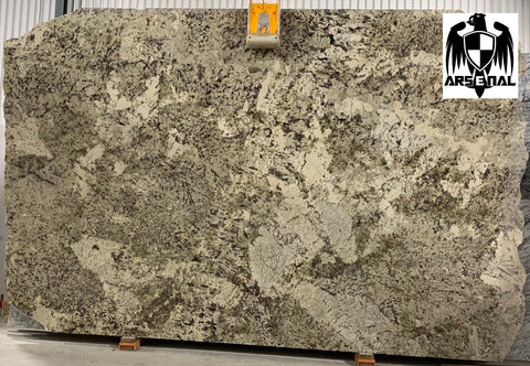 Granite Alaska White   <br>Fini : Poli -  Lot : 7890  <br>Epaisseur : 1.25''  <br>Dimensions :  +/- 114'' x 74'' <br> Indice de prix : $$$ <br>