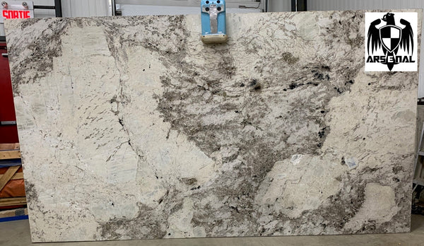 Granite Alaska White Premium  <br>Fini : Poli -  Lot : 38774  <br>Epaisseur : 1.25''  <br>Dimensions : +,- 128'' x 72'' <br> Indice de prix : $$$$<br>