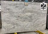 Granite River White Premium  <br>Fini : Poli -  Lot : 14246  <br>Epaisseur : 1.25''  <br>Dimensions : +,- 105'' x 77'' <br> Indice de prix : $$$ <br>